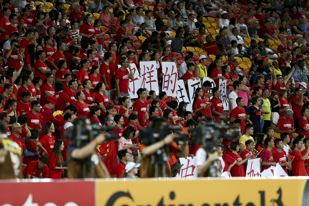 aoa体育教练-包含一场紧张刺激的足球对决引发观众热议，现场气氛热烈的词条