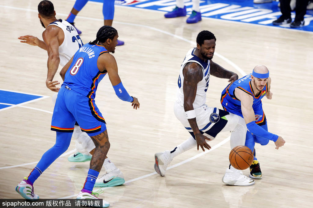 北美篮球明星在比赛中大放异彩,赢得球迷喝彩 北美篮球明星在比赛中大放异彩,赢得球迷喝彩