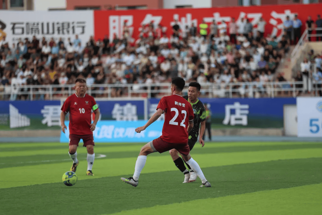 包含足球明星和他的团队为一项慈善活动筹集善款的词条 包含足球明星和他的团队为一项慈善活动筹集善款的词条