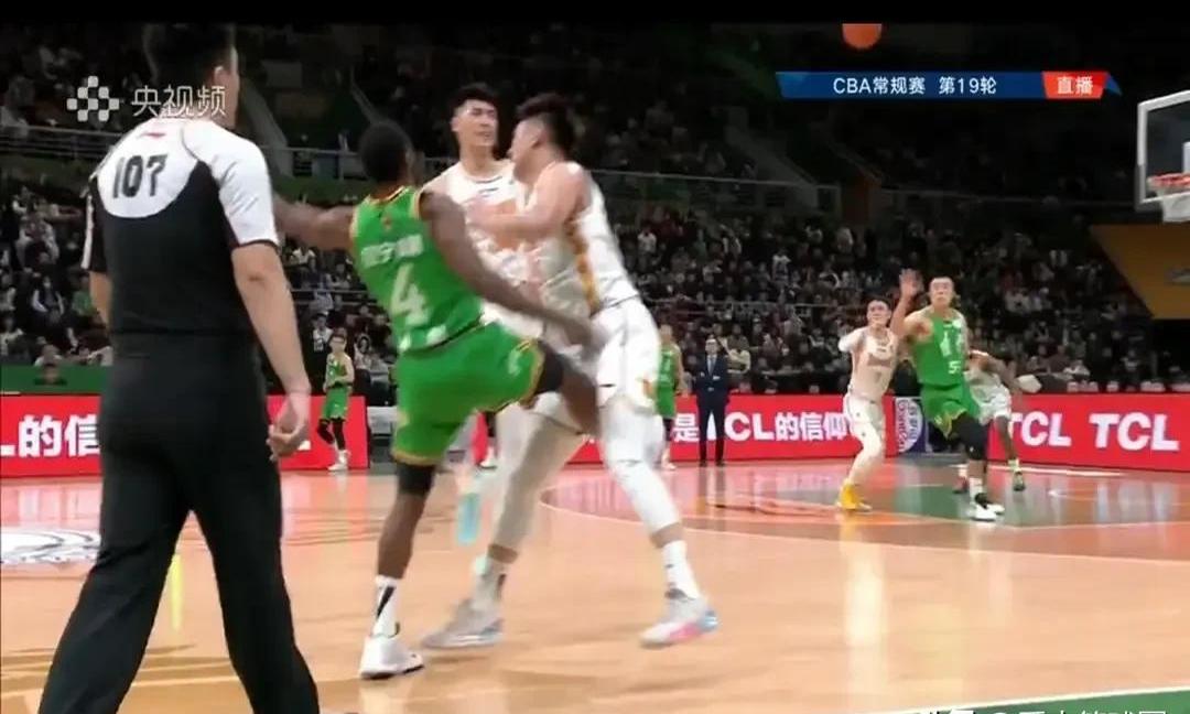 aoa体育课程-强队对阵，比赛场上火药味十足