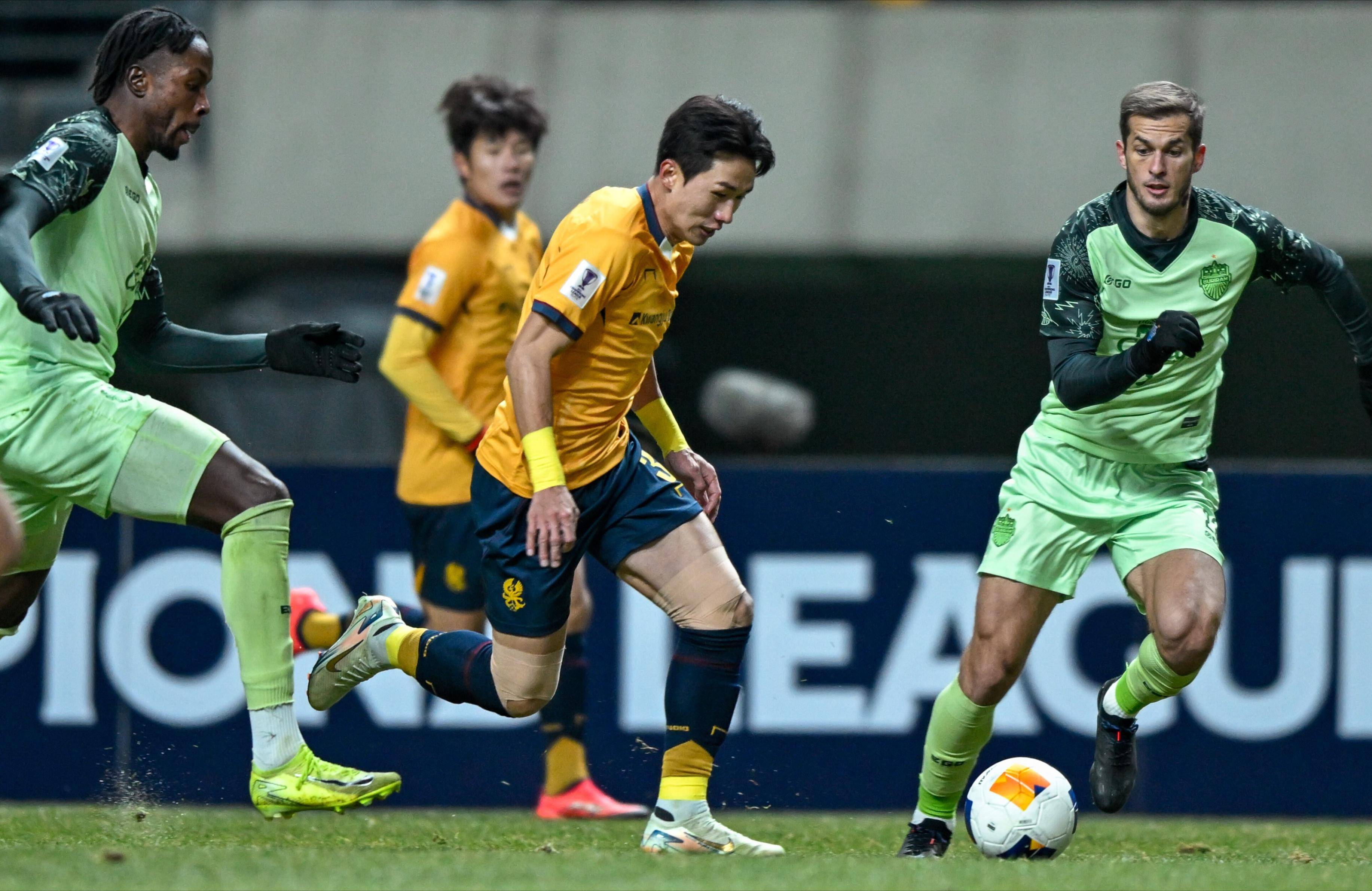 强队对阵,比赛场上火药味十足 强队对阵,比赛场上火药味十足