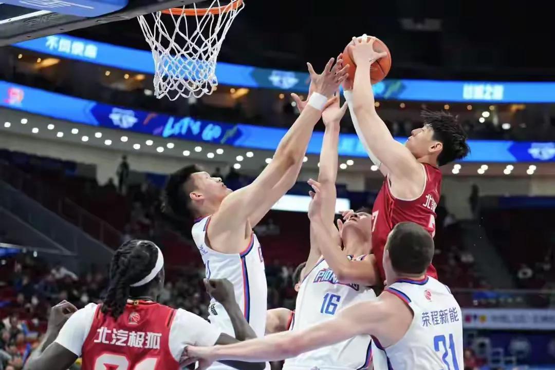 广东男篮不畏强敌,迎战北京首钢 广东男篮不畏强敌,迎战北京首钢