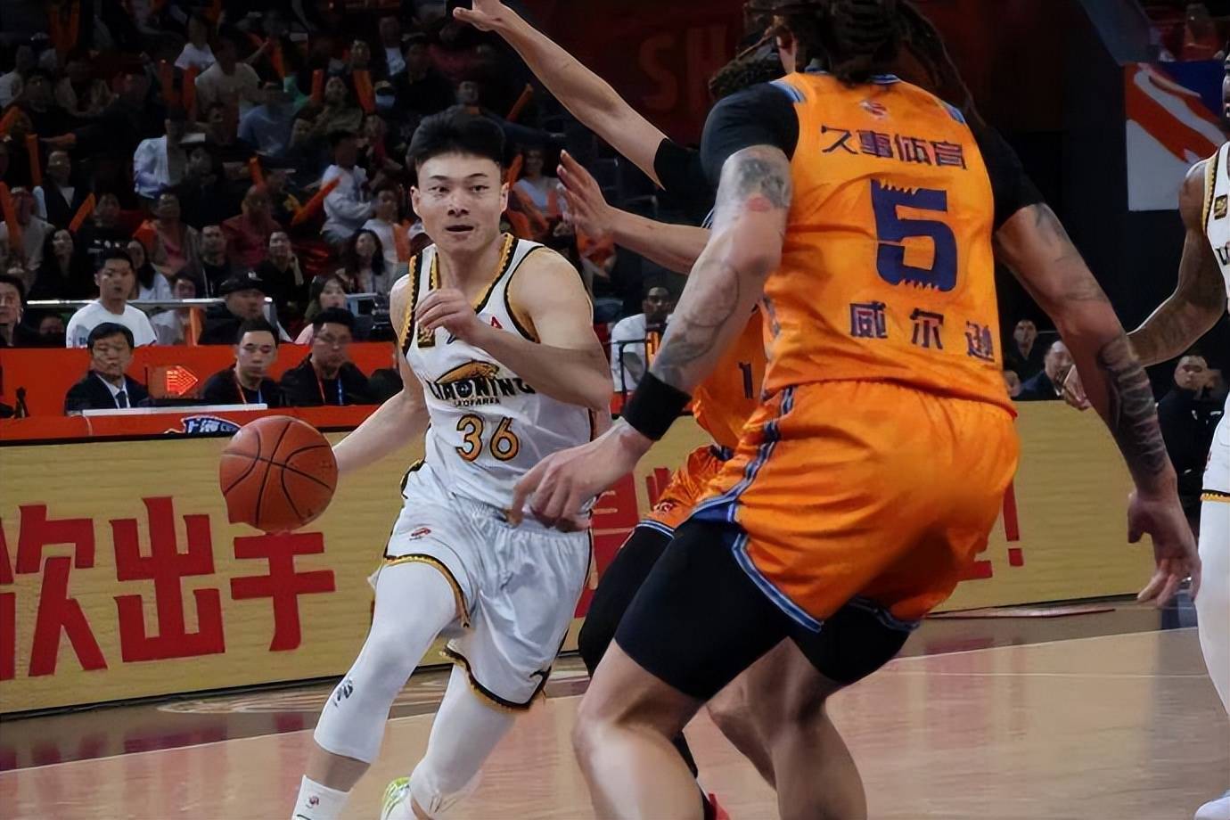 aoa体育培训-比赛中出现意外，球员表现异常稳定