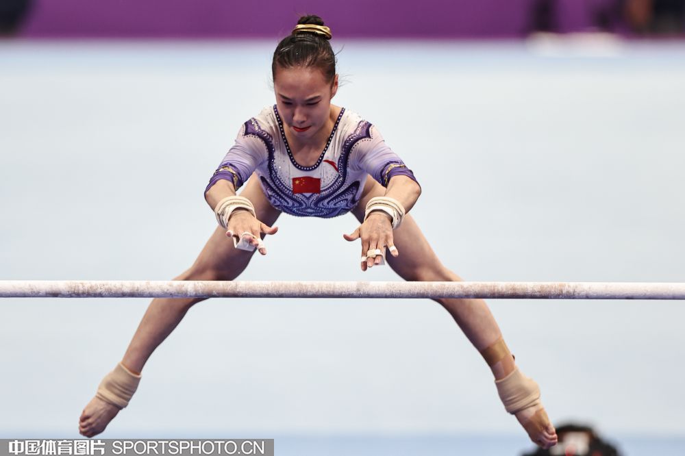 体操高低杠女子单项赛场激烈角逐 体操高低杠女子单项赛场激烈角逐