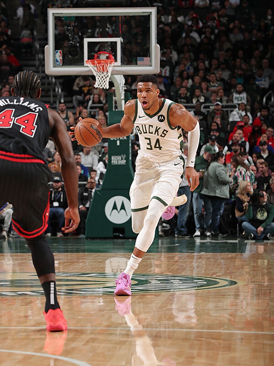 雄鹿队主场邀请观众参加比赛 雄鹿队主场邀请观众参加比赛