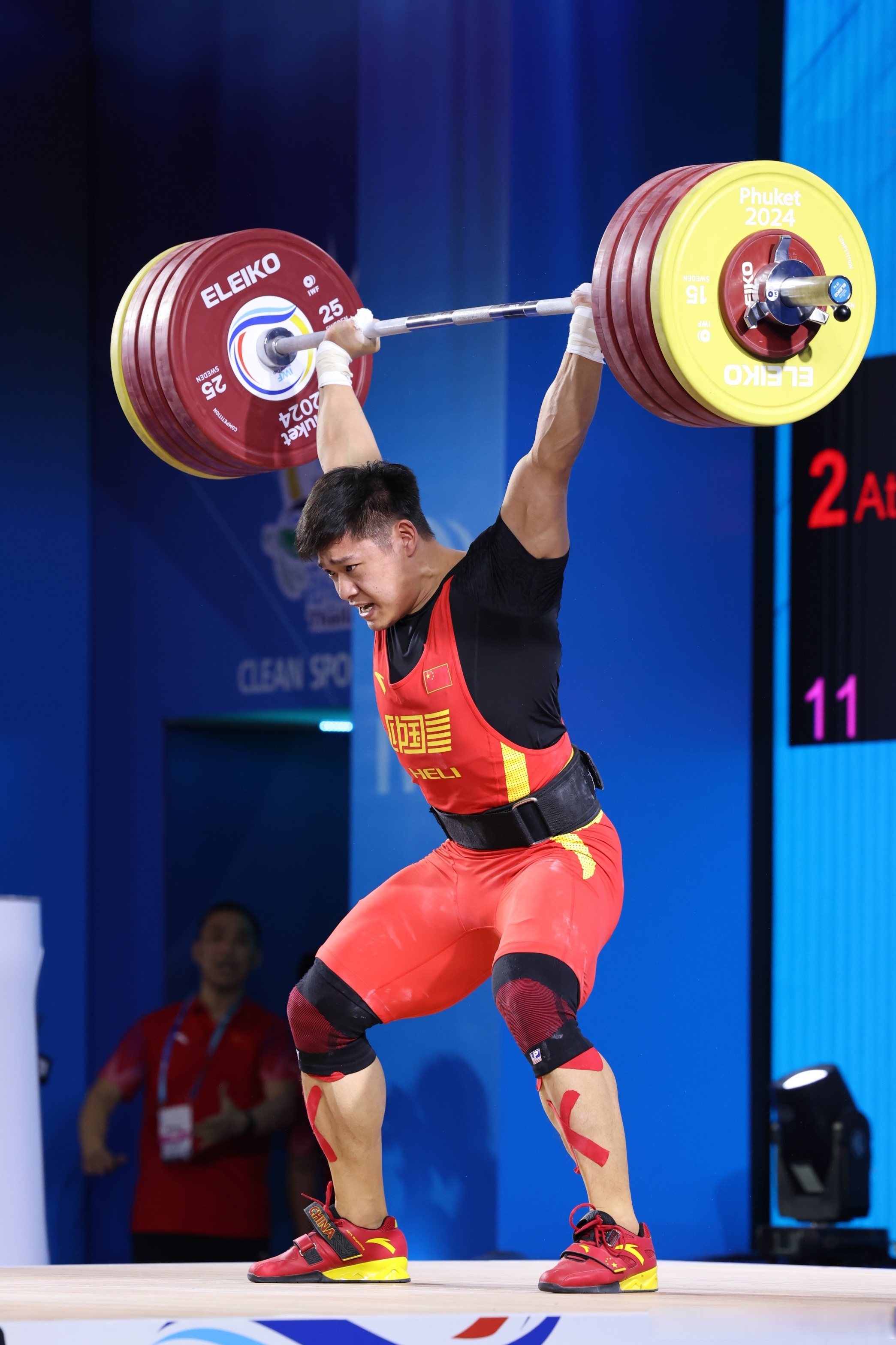 aoa体育馆-美国选手在举重比赛中夺得金牌