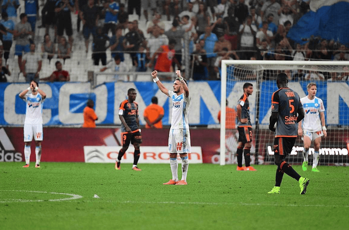 aoa体育视频-阿贾克斯遭遇挑战，巴黎圣日耳曼主场大胜