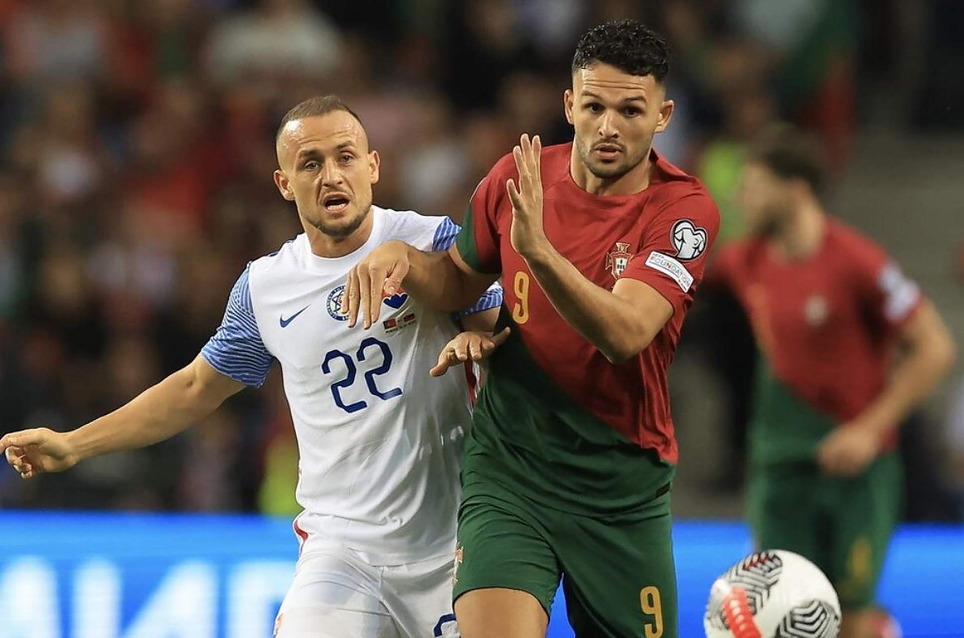 aoa体育娱乐-包含欧洲杯预选赛对决火爆上演，场上争夺激烈的词条