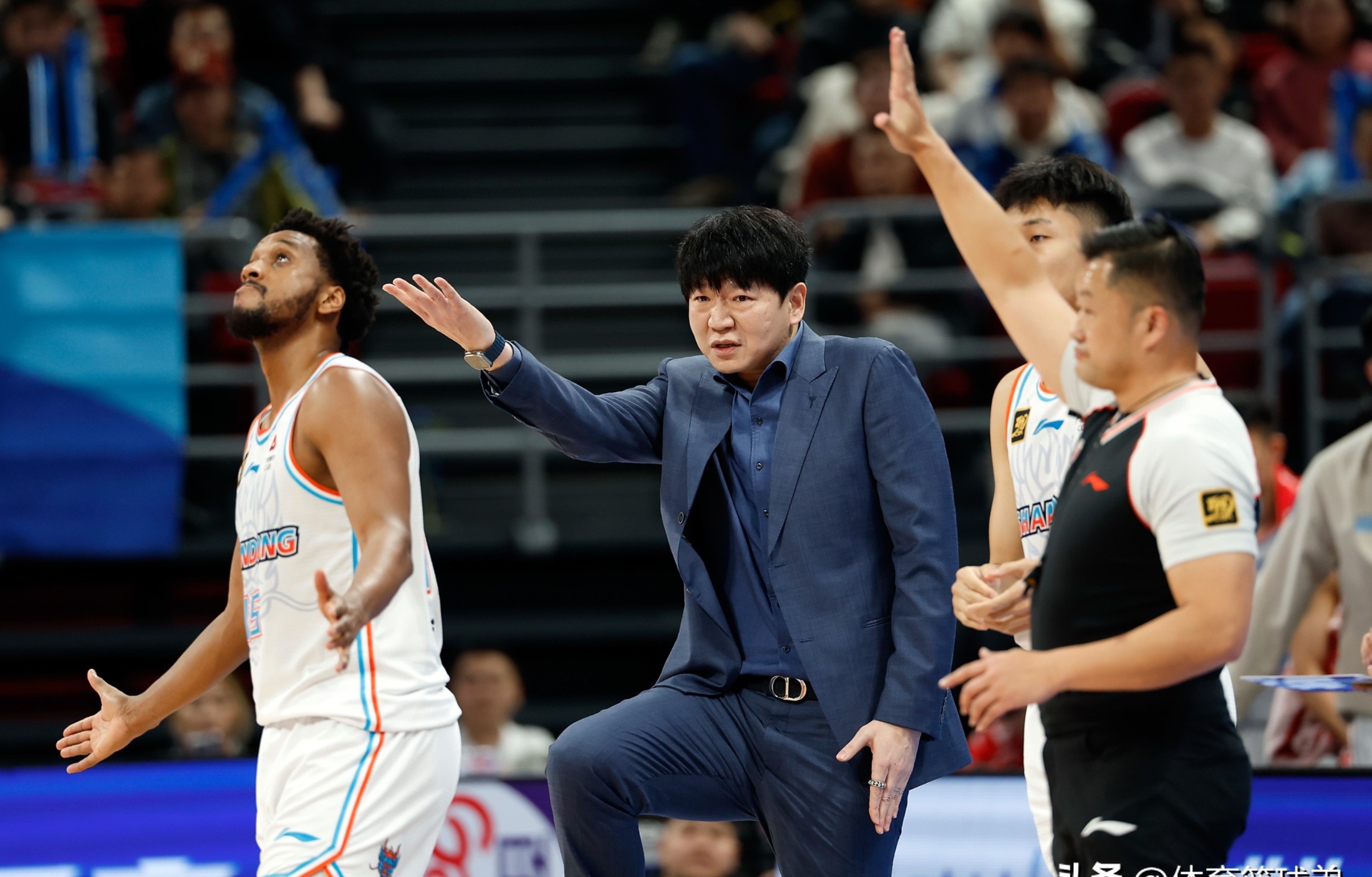 重庆队主场惨败于山东男篮,止步两连败 重庆队主场惨败于山东男篮,止步两连败