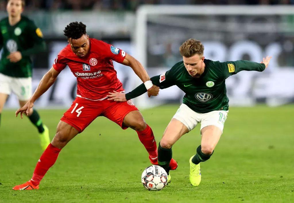 aoa体育教练-沃尔夫斯堡后卫红牌，球队防线雪上加霜的简单介绍